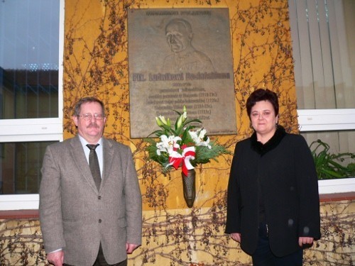 Michał Karalus i Dorota Czaplicka pod tablicą płk. Ludwika Bociańskiego