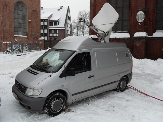 http://pl.wikipedia.org/w/index.php?title=Plik:Outside_broadcasting_van_of_TV_Trwam.JPG&filetimestamp=20110102155408