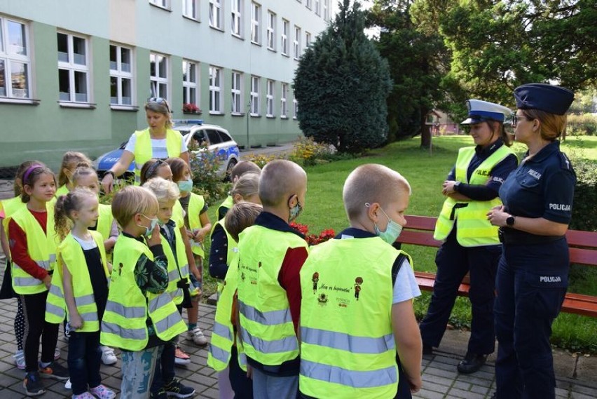Bezpieczna droga do szkoły: puccy policjanci dbają o bezpieczeństwo najmłodszych