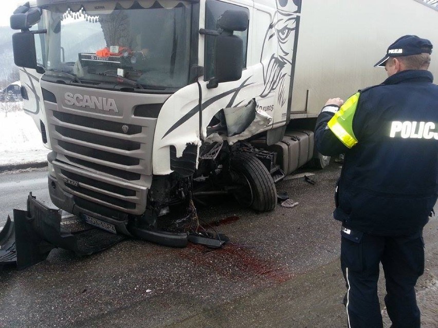 Wypadek w Międzybrodziu Bialskim. Czołowe zderzenie osobówki z cięzarówką. Jedna osoba ranna