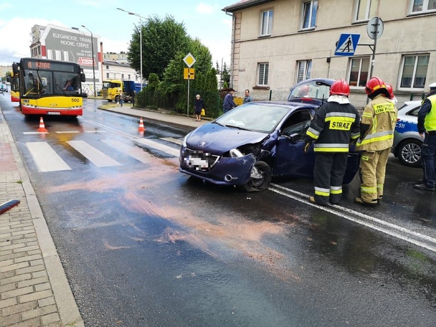 Samochód uderzył w latarnię na ul. Kalinkowej w Grudziądzu [zdjęcia]