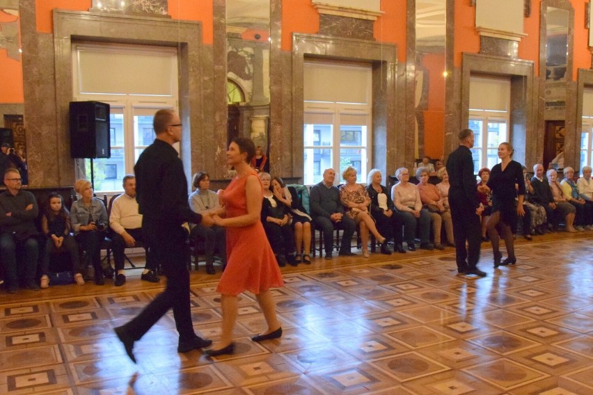 Pokazowa lekcja tańca szkoły Charleston dla seniorów w Wojewódzkim Domu Kultury w Kielcach. Był konkurs z nagrodami i poczęstunek