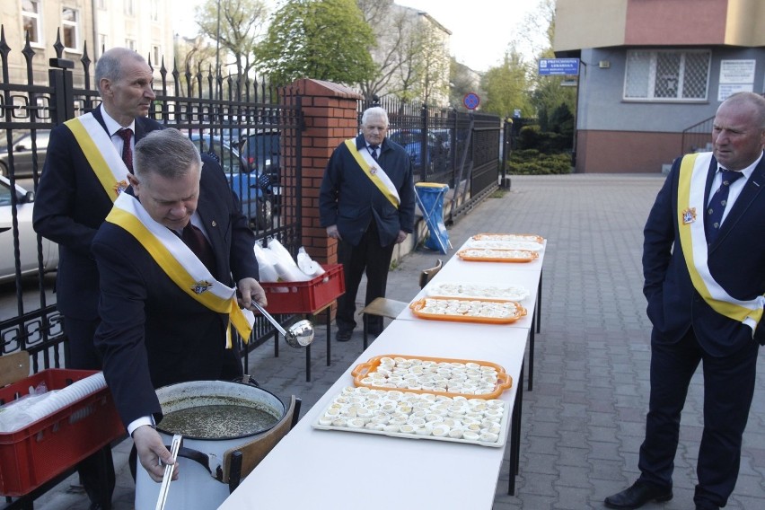 Wielkanoc 2019. Żur i jajka dla parafian w kościele pod wezwaniem Świętych Apostołów Piotra i Pawła w Łodzi [ZDJĘCIA]