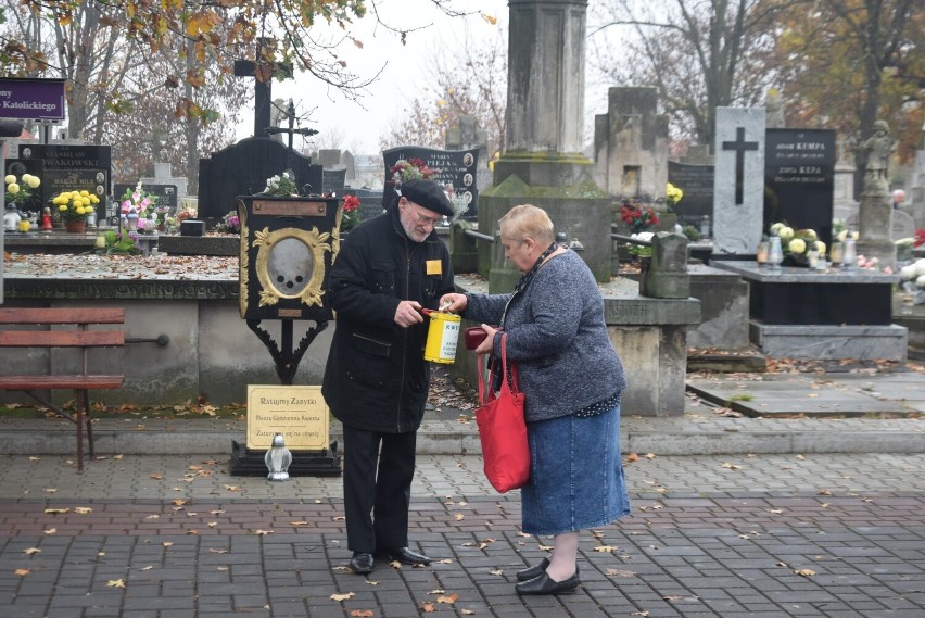 Kwesta na cmentarzu przy ulicy Limanowskiego w Radomiu....