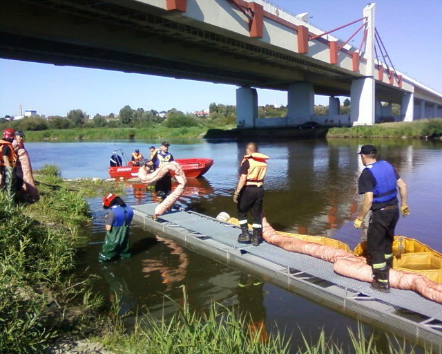 Ćwiczenia strażaków na rzece Warcie