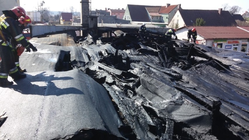 Pożar w Morągu. Palił się dachu budynku handlowego