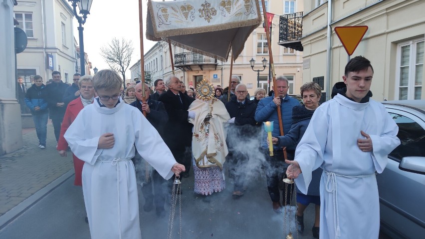 Wielkanoc 2022, Piotrków: Rezurekcja w kościele farnym pw....