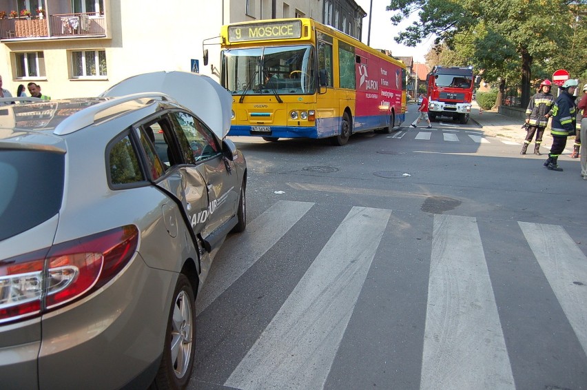 Tarnów: autobus zderzył się z renaultem na skrzyżowaniu ul. Mościckiego i Krasińskiego [ZDJĘCIA]