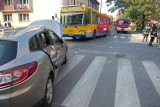Tarnów: autobus zderzył się z renaultem na skrzyżowaniu ul. Mościckiego i Krasińskiego [ZDJĘCIA]