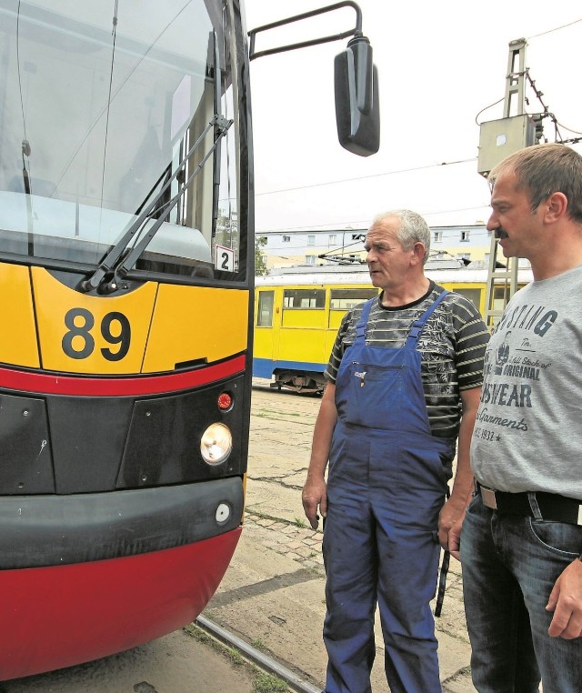 Mirosław Stal i Marek Pach  sprawdzają tramwaje.