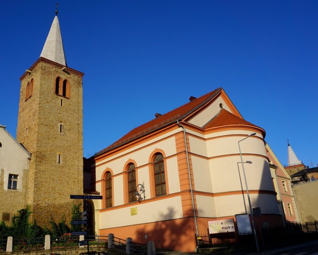 Wieża Rycerska powstała w 1580 r., przebudowano ją w 1609 r. i ponownie w 1843 r. na dzwonnicę kościoła ewangelickiego. Sam klasycystyczny kościół wraz ze szkołą ewangelicką wzniesiono w latach 1821–23. Od 1962 r. w budynku mieści się jedyne w Polsce Muzeum Filumenistyczne, w którym prezentowane są eksponaty związane z nieceniem ognia i produkcją zapałek - zapalniczki lontowe, benzynowe, gazowe, elektryczne, chemiczne, krzesiwa metalowe i skałkowe, kolekcja opakowań i etykiet zapałczanych z całego świata.