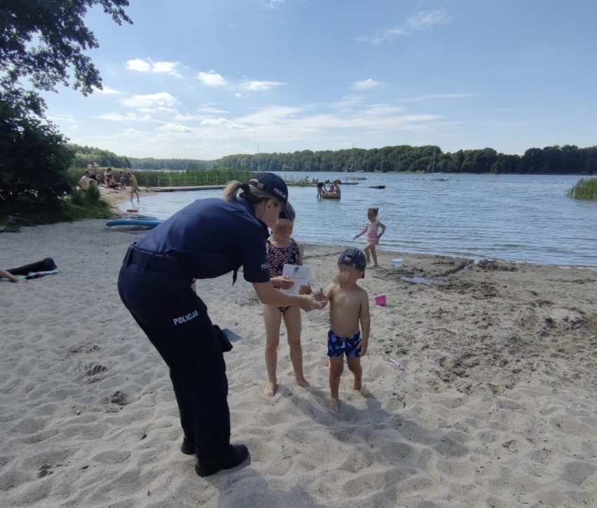 Policjanci pokazują, jak bezpiecznie wypocząć nad wodą