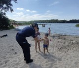 Policjanci pokazują, jak bezpiecznie wypocząć nad wodą