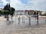 Kurtyna wodna wróciła na rynek w Olkuszu. Jak co roku urządzenie cieszy się dużą popularnością wśród mieszkańców. Zobacz zdjęcia 