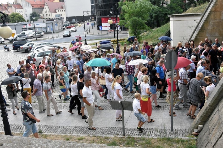 Tłumy na Spacerze Historycznym po Zamku Piastowskim w Legnicy [ZDJĘCIA]