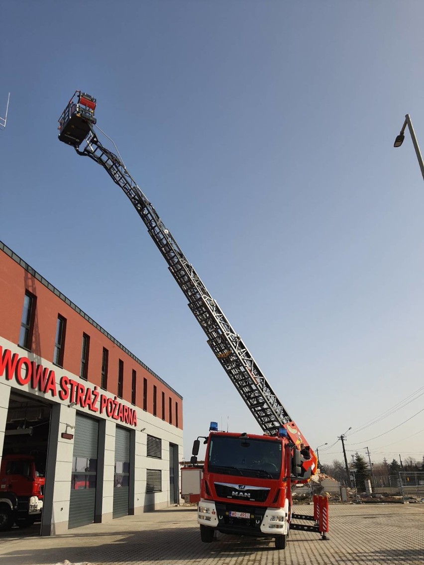 Dąbrowa Tarnowska. Nowoczesny wóz z drabiną pożarniczą trafił do dąbrowskich strażaków. Sprzęt ułatwi im pracę  [ZDJĘCIA]