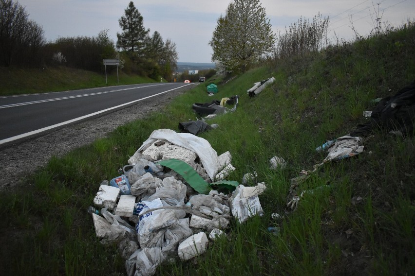 Okno, zderzaki, opony, gruz i wiele innych. Przy drodze Olkusz-Klucze powstaje dzikie wysypisko śmieci? [ZDJĘCIA]