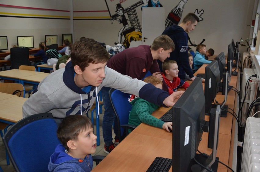 Dzień Bezpiecznego Internetu w ZSEE w Radomsku. W lekcji wzięły udział dzieci z PSP w Gidlach [ZDJĘCIA]