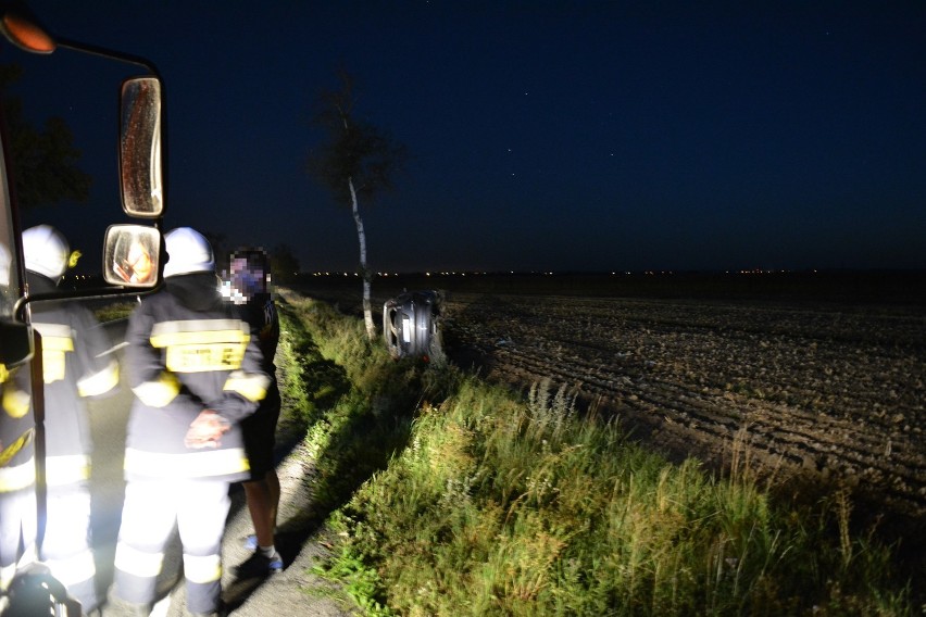 Dachował i wypadł z drogi