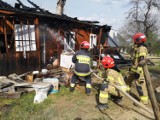 Pożar drewnianego domu letniskowego i garażu w miejscowości Winne Podbukowina niedaleko Przemyśla [ZDJĘCIA]