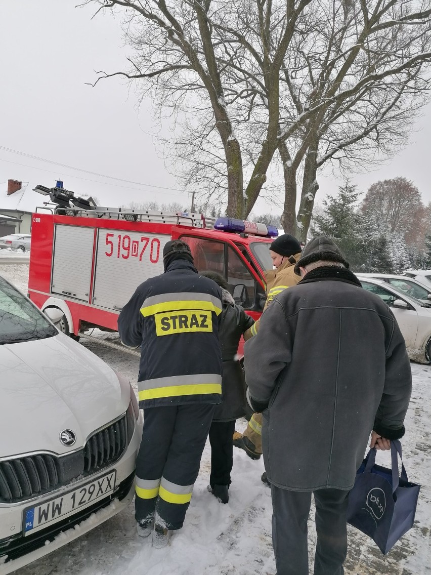 Strażacy z powiatu oleśnickiego dowożą mieszkańców na szczepienia (ZDJĘCIA)