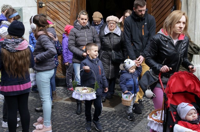 Wiele osób w Wielką Sobotę udaje się do kościołów z koszyczkiem wielkanocnym w celu poświęcenia pokarmów. Gdzie i kiedy święcone będą pokarmy w parafiach w Grudziądzu sprawdź w podpisach pod kolejnymi zdjęciami w galerii>>>>>