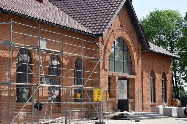 Trwa modernizacja budynku dworca PKP w Zduńskiej Woli. Ten zabytkowy obiekt odzyskuje powoli dawny blask.