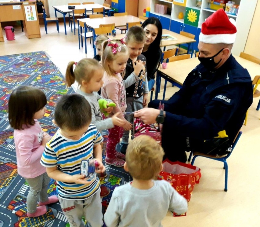 Dzielnicowy pomocnikiem Świętego Mikołaja. Spotkanie w...