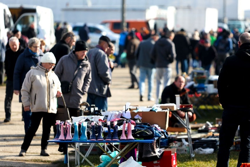 Wiosenne ubrania, narzędzia, starocie i wiele innych rzeczy na Giełdzie Wschód w Skołoszowie [ZDJĘCIA]