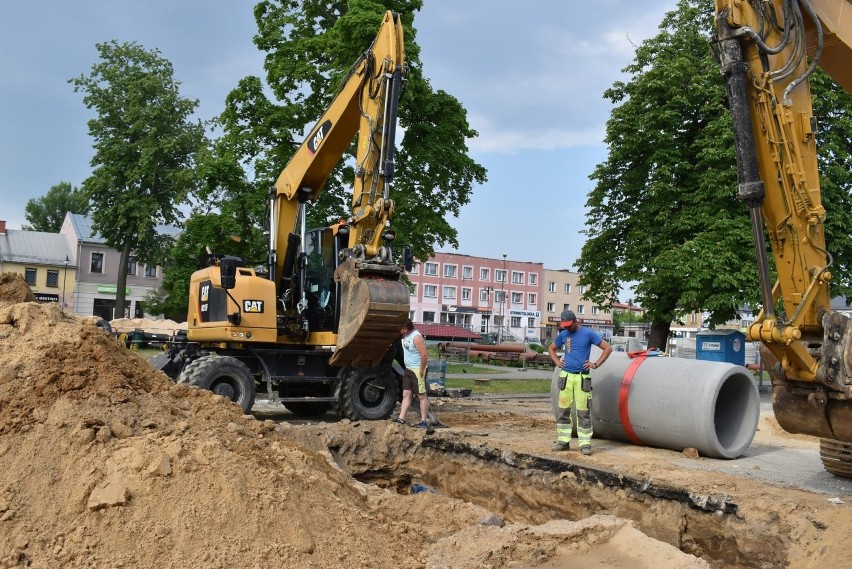 Na dobre rozpoczął remont wokół koneckiego Rynku. Na plac...