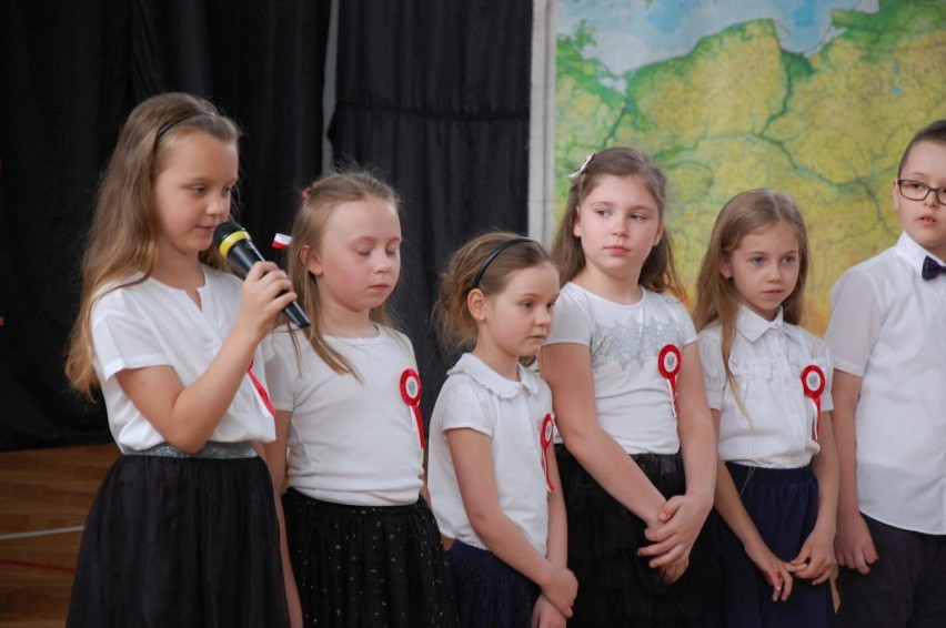 Uczniowie SP nr 1 w Łęczycy upamiętnili uchwalenie Konstytucji 3 Maja [ZDJĘCIA]