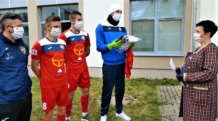 Piłkarze Gwardii przekazali maseczki szpitalowi w Koszalinie [ZDJĘCIA]