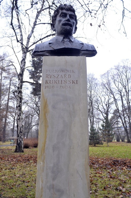 Kraków: kto zniszczył pomnik Kuklińskiego? [ZDJĘCIA]