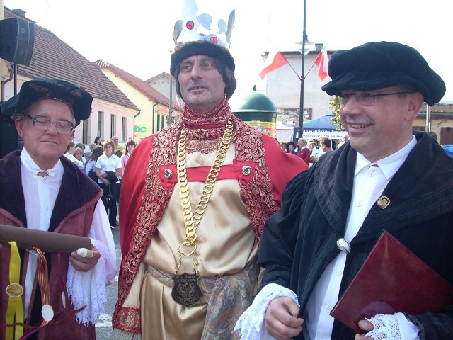 Nz.  W drodze do ratusza. Od lewej: Stanisław Szymański (kanclerz),  Wojciech Popiołek (król) i ks. Grzegorz Molewski (burmistrz Paweł).