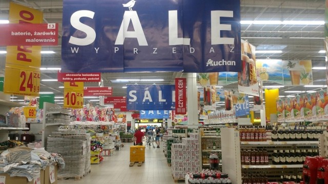 W sklepie Auchan przy ul. Katowickiej w Dąbrowie Górniczej trwa wyprzedaż towaru Zobacz kolejne zdjęcia/plansze. Przesuwaj zdjęcia w prawo - naciśnij strzałkę lub przycisk NASTĘPNE