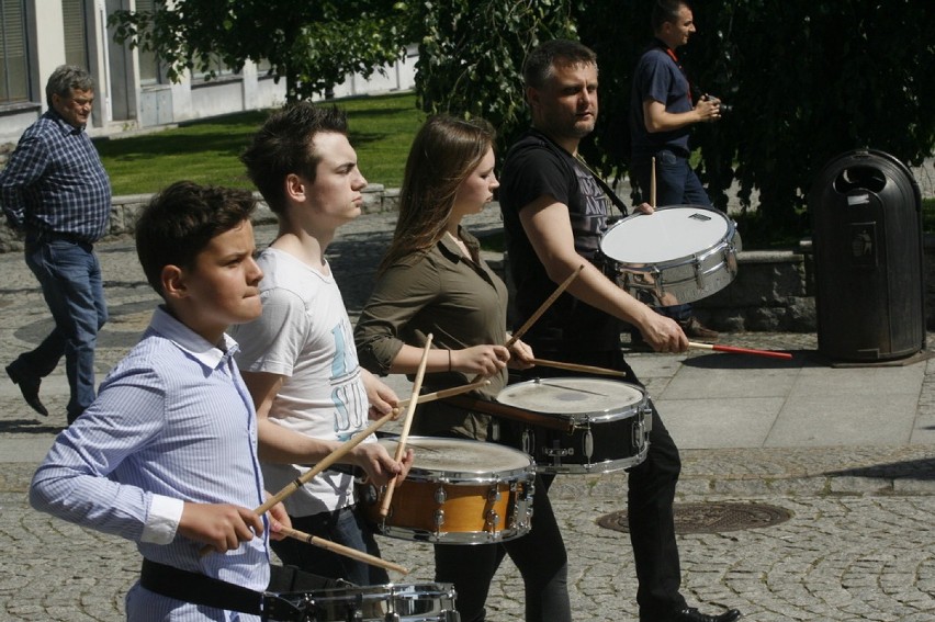 Parada perkusyjna Drum Battle w Legnicy