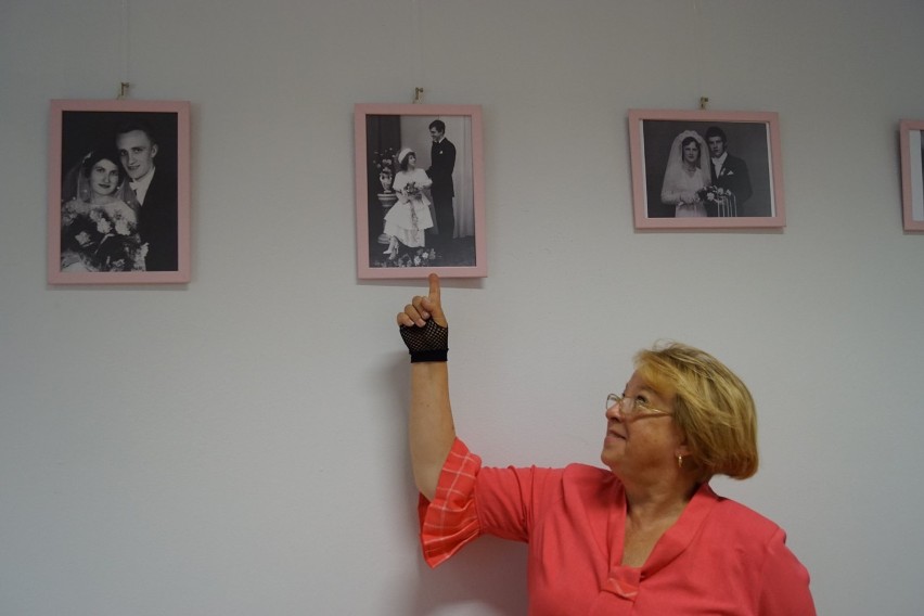 300-lecie Suwałk. W Bibliotece Publicznej w Suwałkach otwarto wystawę "Fotografowanie szczęścia. Suwalskie dawne śluby i wesela” [Zdjęcia]