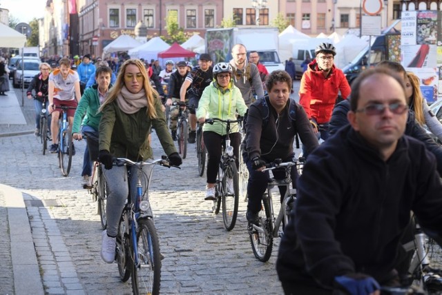 Rowerowa Masa Krytyczna została zorganizowana z okazji Europejskiego Dnia bez Samochodu. Uczestnicy masy pokonali trasę o długości około 13 kilometrów, która wiodła przez Bydgoskie i Chełmińskie Przedmieście. Oto zdjęcia z tego wydarzenia.

Zobacz także: Zapierające dech widoki z punktu obserwacyjnego Twierdzy Toruń [ZDJĘCIA]