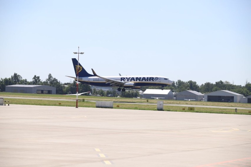 W Łodzi wylądował pierwszy samolot linii Ryanair po pandemii [ZDJĘCIA]