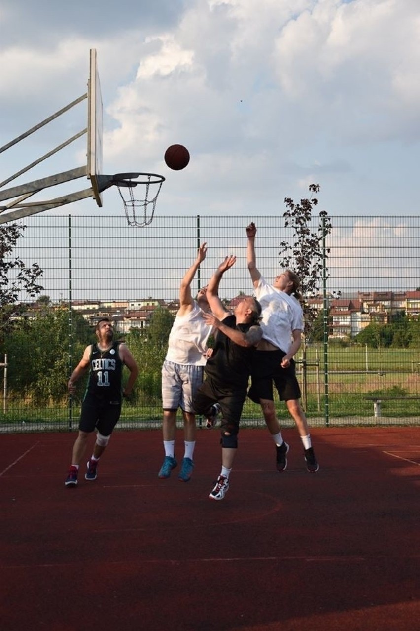 Turniej Koszykówki Ulicznej w Staszowie. Rywalizowało 7 drużyn (DUŻO ZDJĘĆ)  