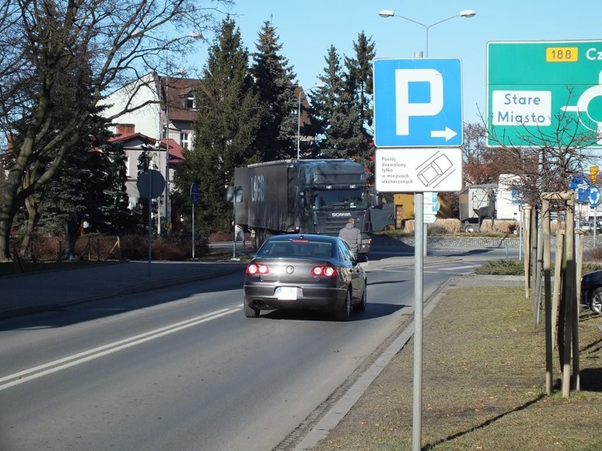 Złotów: Tir zablokował rondo przy Urzędzie Miasta w Złotowie [ZDJĘCIA]