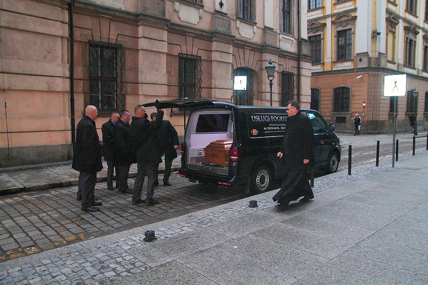 Rozpoczęły się uroczystości pogrzebowe biskupa Rybaka w Legnicy [ZDJĘCIA]