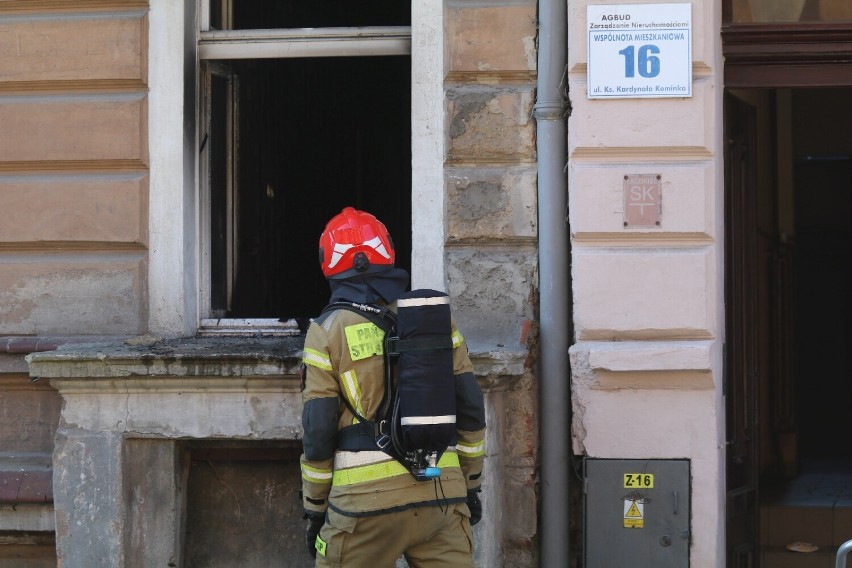 Pożar mieszkania w budynku przy ulicy kard. Bolesława Kominka w Legnicy, zobaczcie zdjęcia
