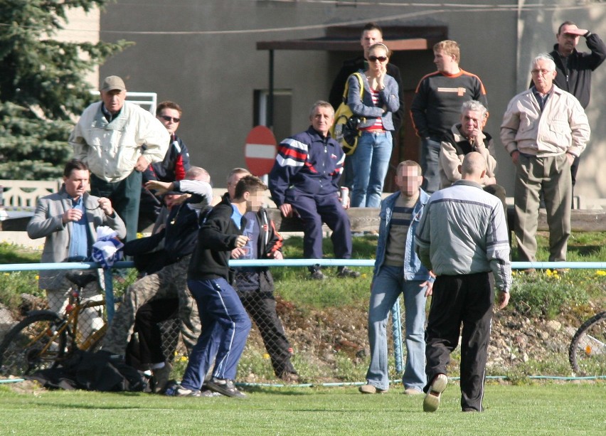 Bójka na meczu Orła Nakło z zespołem z Paniówek w 2010 roku