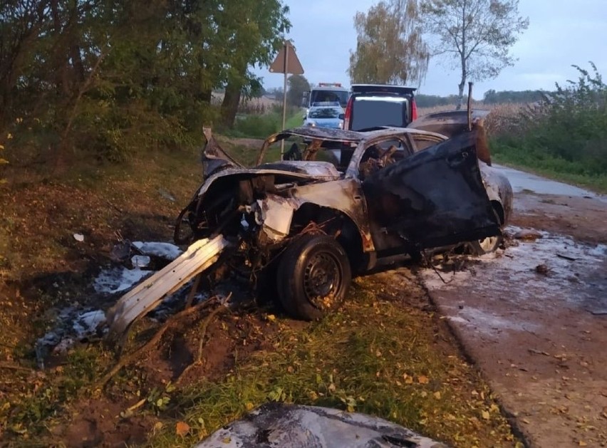 Wypadek w Romanowie, 16.10.2021. Samochód uderzył w drzewo i stanął w ogniu. Zginęło czterech nastolatków. Zdjęcia