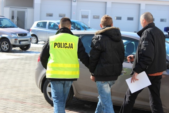 Do zdarzenia doszło w niedzielę (24.03.13) przed 13:00. Wtedy, dyżurny komendy powiatowej w Lipnie otrzymał zgłoszenie, że w jednym z miejscowych marketów doszło do kradzieży. Z relacji telefonującego wynikało, że młody mężczyzna wszedł do sklepu skąd zamierzał wynieść kilka czekolad oraz innych artykułów. W chwili, gdy pracownik ochrony zamierzał go zatrzymać złodziej zadał mu ciosy pięściami. Wykorzystał moment, gdy pokrzywdzony upadł i wtedy uciekł. Jednak niedługo cieszył się wolnością.
Gdy jeden z patroli pojechał na miejsce zdarzenia, w tym samym czasie inny zauważył na pobliskiej ulicy trzech młodych mężczyzn. Jeden z nich, na widok mundurowych, odrzucił na bok niesioną reklamówkę. Chwilę później cała trójka zajmowała już miejsca w policyjnym radiowozie. Okazało się bowiem, że jeden z nich, znany funkcjonariuszom 19-latek, odpowiada rysopisowi sprawcy kradzież w sklepie, a w zabezpieczonej torbie znajdują się skradzione produkty. 

Policjanci z Lipna. ZATRZYMANIE