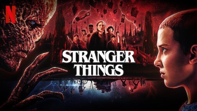 Pisząc o TOP 10 seriali, nie mogliśmy pominąć chyba najbardziej popularnego hitu Netflixa, czyli „Stranger Things”. Fabuła serialu usadzona jest w latach 80. w Stanach Zjednoczonych i opowiada o serii tajemniczych, nadprzyrodzonych wydarzeniach w małym amerykańskim miasteczku, zapoczątkowaną zaginięciem chłopca Willa Byersa. 

Dotychczas, na Netflixie pojawiły się 4 sezony serialu, z czego ostatni miał swoją premierę w czerwcu tego roku. W planach jest jednak stworzenie kolejnego sezonu, co nie jest niczym zadziwiającym, zważywszy na rekordowe statystyki oglądalności. W rolach głównych w „Stranger Things” obejrzymy genialną Winonę Ryder, Davida Harboura oraz gwiazdę młodego pokolenia Millie Bobby Brown.

Filmweb: 8,3
IMDb: 8,7 