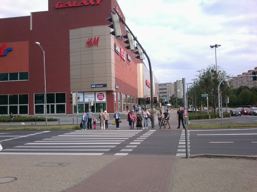 Przejście dla pieszych na ulicy Malczewskiego