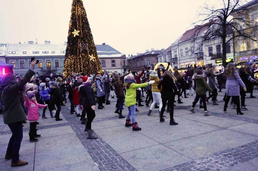 Spektakularny świąteczny flash mob  - tańczył cały Rynek w Kielcach 
