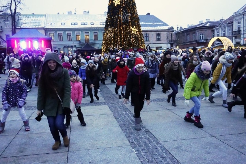 Spektakularny świąteczny flash mob  - tańczył cały Rynek w Kielcach 